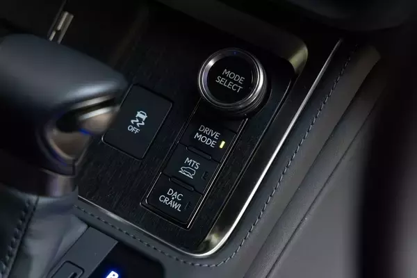 「【ランクル250と何が違う？】約500万円高いレクサス「GX550」に乗ってわかった“価格差の正体”」の画像
