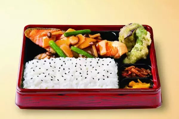 「鮭ときのこの組み合わせ……秋だね！ 季節を先取りする弁当がおいしそ〜」の画像