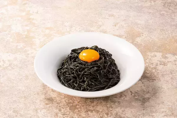 「デニーズ、なんでも「月見」に!? ジャンバラヤもハンバーグもたまごのせ」の画像