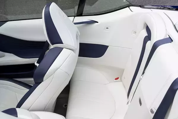 「レクサスの高級オープン「LC500 コンバーチブル」は快適さのその先を教えてくれる」の画像