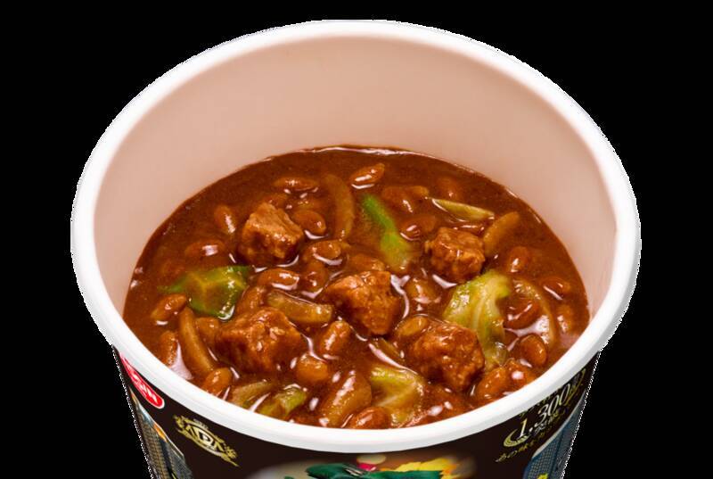 あの「アパ社長カレー」がお湯かけ5分の“日清カップメシ”に！ ひと目でわかるパッケージ