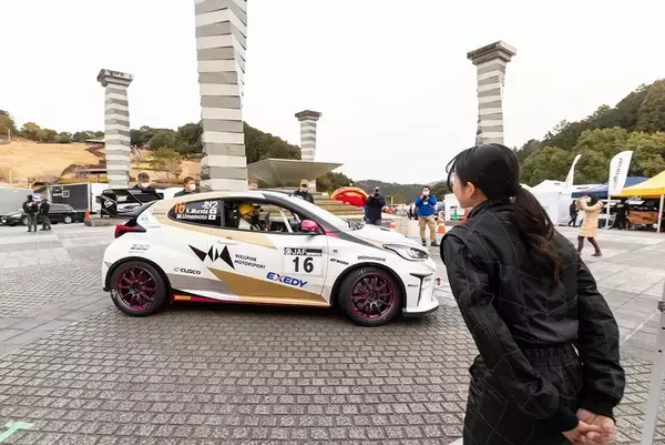 「現役RQの荏崎ろあ、新城ラリーのメカニックを経験し改めてモータースポーツの楽しさを知る」の画像