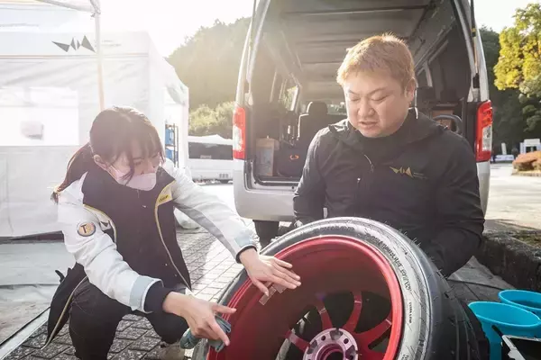 「現役RQの荏崎ろあ、新城ラリーのメカニックを経験し改めてモータースポーツの楽しさを知る」の画像