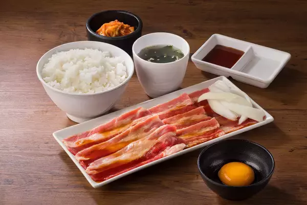 「「月見焼肉」500円から！ 大判カルビ×生卵、焼肉ライクで9月1日から」の画像