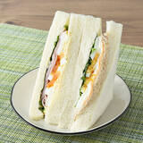 「厚さ1.5倍に！ファミマ「大きなサンドイッチ」はパンも具材も増量」の画像3