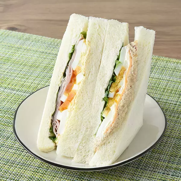 「厚さ1.5倍に！ファミマ「大きなサンドイッチ」はパンも具材も増量」の画像