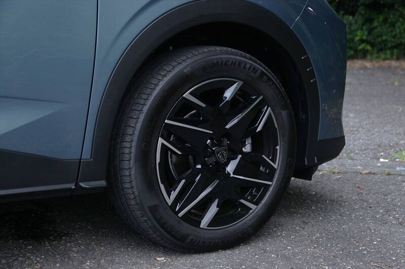 プジョーの新SUV「3008」はデザインでの購入者が大半！ リゾートホテルのような内装とクーペフォルムが牽引する