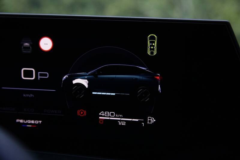 プジョーの新SUV「3008」はデザインでの購入者が大半！ リゾートホテルのような内装とクーペフォルムが牽引する