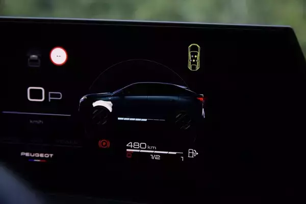 「プジョーの新SUV「3008」はデザインでの購入者が大半！ リゾートホテルのような内装とクーペフォルムが牽引する」の画像