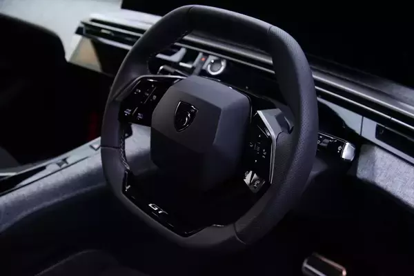 「プジョーの新SUV「3008」はデザインでの購入者が大半！ リゾートホテルのような内装とクーペフォルムが牽引する」の画像