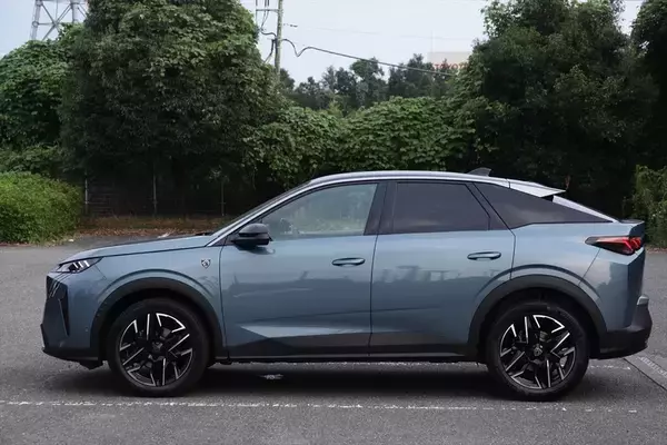 「プジョーの新SUV「3008」はデザインでの購入者が大半！ リゾートホテルのような内装とクーペフォルムが牽引する」の画像