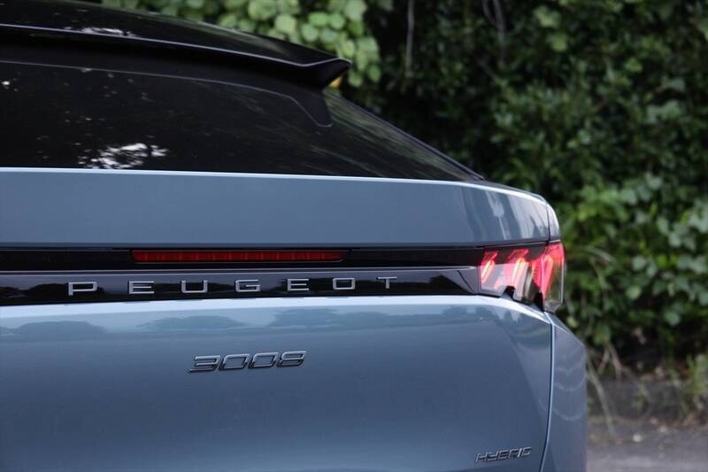 プジョーの新SUV「3008」はデザインでの購入者が大半！ リゾートホテルのような内装とクーペフォルムが牽引する