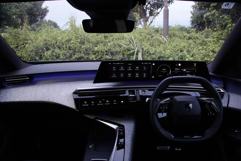 プジョーの新SUV「3008」はデザインでの購入者が大半！ リゾートホテルのような内装とクーペフォルムが牽引する