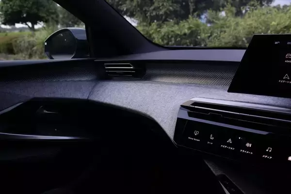 「プジョーの新SUV「3008」はデザインでの購入者が大半！ リゾートホテルのような内装とクーペフォルムが牽引する」の画像