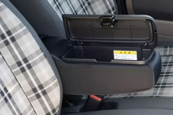 「これがN-BOXの本命!?　Honda「N-BOX JOY」は遊びをテーマにアウトドア風味を詰め込んだ」の画像