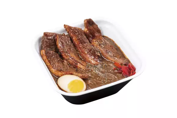 「肉めし専門店の豪快「ポークカレー」！ 厚切り豚バラが丼にドーン」の画像
