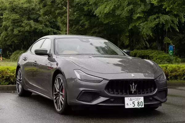 イタリアの名門・マセラティの最速セダン「ギブリ トロフェオ」の速さは芸術的だ