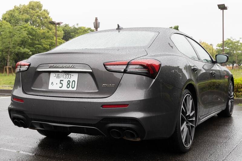 イタリアの名門・マセラティの最速セダン「ギブリ トロフェオ」の速さは芸術的だ