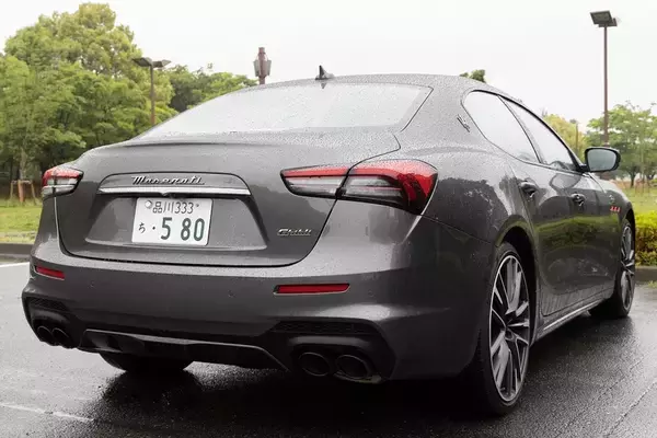 「イタリアの名門・マセラティの最速セダン「ギブリ トロフェオ」の速さは芸術的だ」の画像