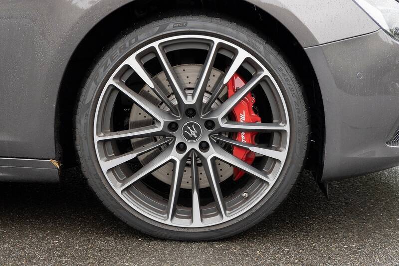 イタリアの名門・マセラティの最速セダン「ギブリ トロフェオ」の速さは芸術的だ