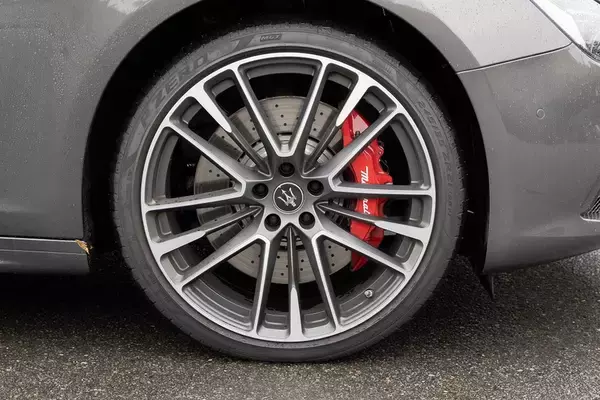 「イタリアの名門・マセラティの最速セダン「ギブリ トロフェオ」の速さは芸術的だ」の画像