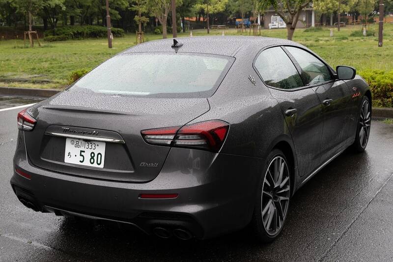 イタリアの名門・マセラティの最速セダン「ギブリ トロフェオ」の速さは芸術的だ