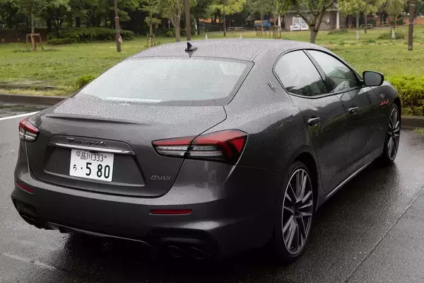 「イタリアの名門・マセラティの最速セダン「ギブリ トロフェオ」の速さは芸術的だ」の画像