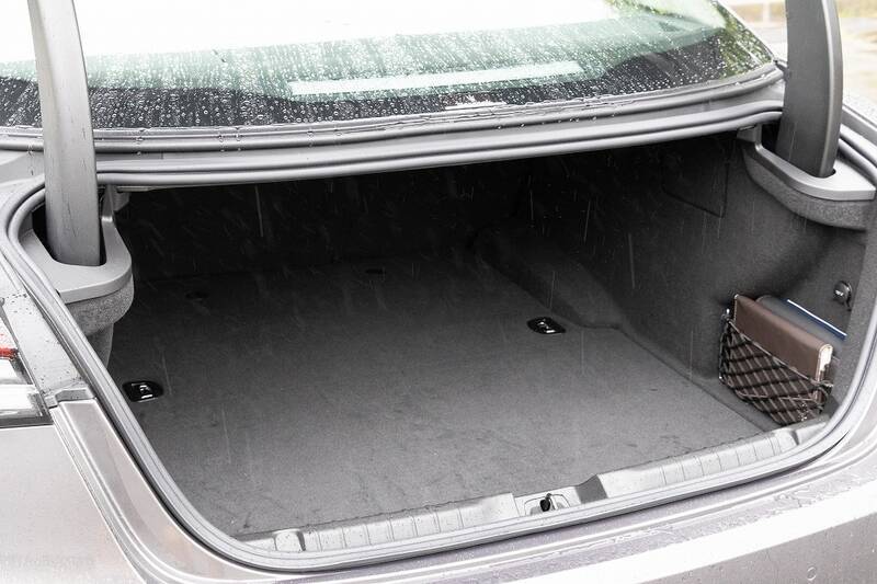 イタリアの名門・マセラティの最速セダン「ギブリ トロフェオ」の速さは芸術的だ