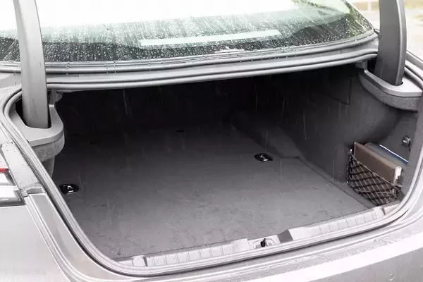 「イタリアの名門・マセラティの最速セダン「ギブリ トロフェオ」の速さは芸術的だ」の画像