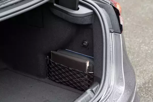 「イタリアの名門・マセラティの最速セダン「ギブリ トロフェオ」の速さは芸術的だ」の画像