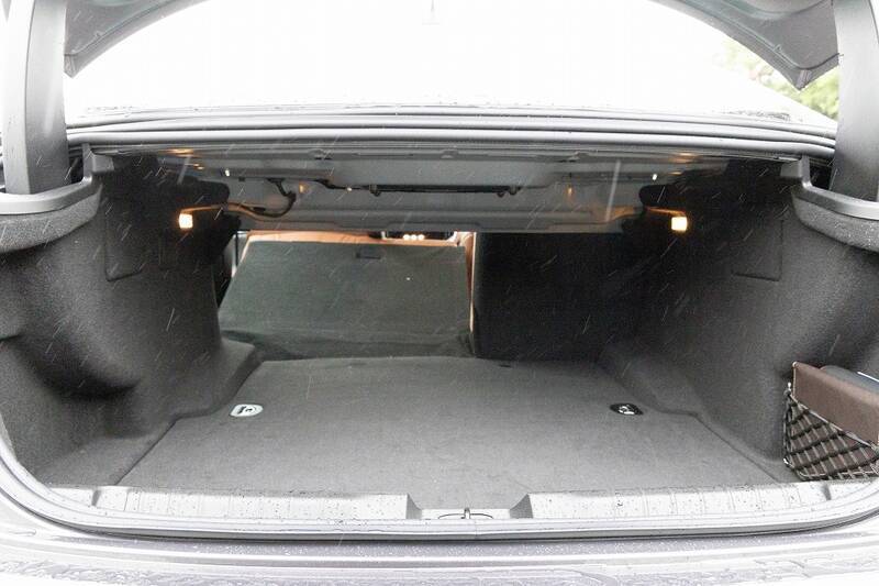 イタリアの名門・マセラティの最速セダン「ギブリ トロフェオ」の速さは芸術的だ