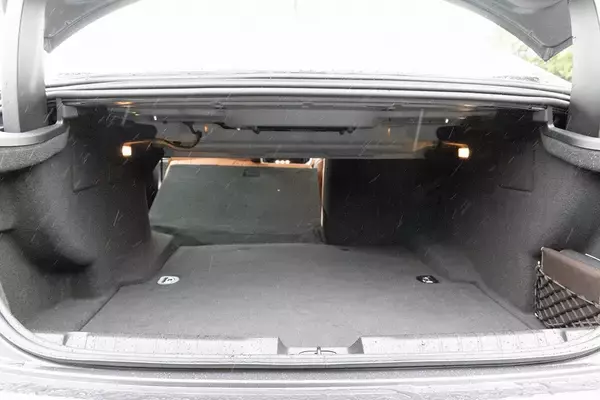 「イタリアの名門・マセラティの最速セダン「ギブリ トロフェオ」の速さは芸術的だ」の画像