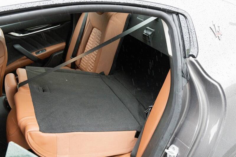 イタリアの名門・マセラティの最速セダン「ギブリ トロフェオ」の速さは芸術的だ