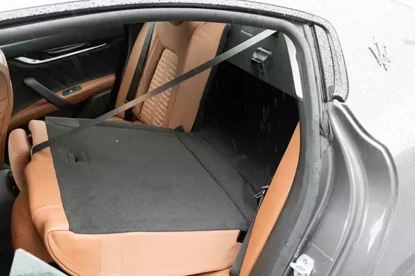 「イタリアの名門・マセラティの最速セダン「ギブリ トロフェオ」の速さは芸術的だ」の画像