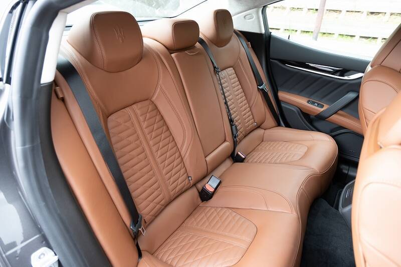 イタリアの名門・マセラティの最速セダン「ギブリ トロフェオ」の速さは芸術的だ