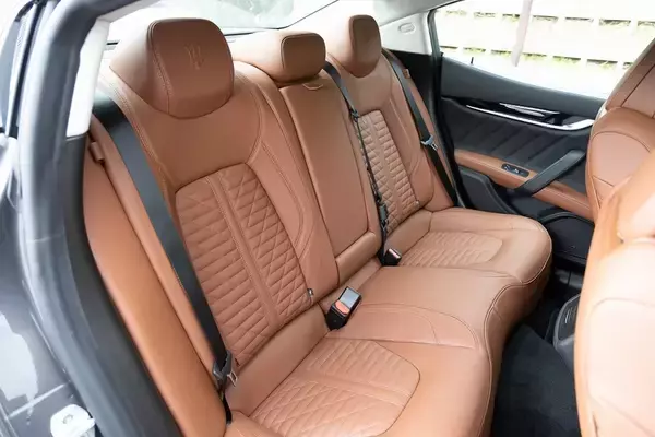 「イタリアの名門・マセラティの最速セダン「ギブリ トロフェオ」の速さは芸術的だ」の画像