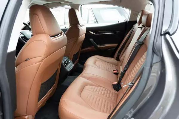 「イタリアの名門・マセラティの最速セダン「ギブリ トロフェオ」の速さは芸術的だ」の画像