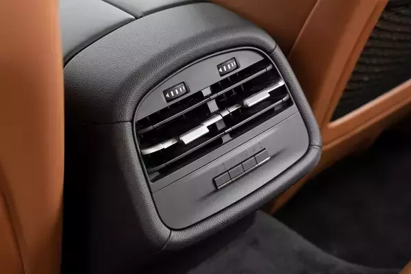 「イタリアの名門・マセラティの最速セダン「ギブリ トロフェオ」の速さは芸術的だ」の画像