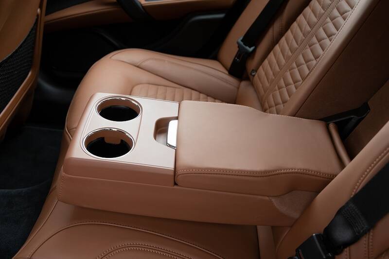 イタリアの名門・マセラティの最速セダン「ギブリ トロフェオ」の速さは芸術的だ