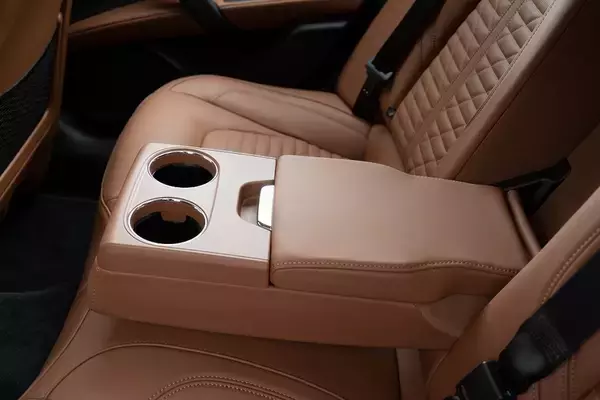 「イタリアの名門・マセラティの最速セダン「ギブリ トロフェオ」の速さは芸術的だ」の画像