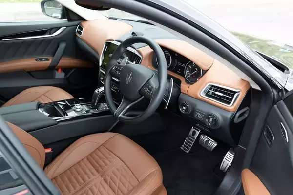 「イタリアの名門・マセラティの最速セダン「ギブリ トロフェオ」の速さは芸術的だ」の画像