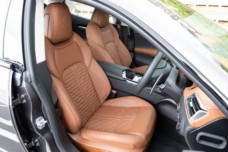 イタリアの名門・マセラティの最速セダン「ギブリ トロフェオ」の速さは芸術的だ