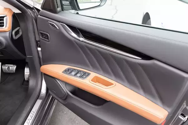 「イタリアの名門・マセラティの最速セダン「ギブリ トロフェオ」の速さは芸術的だ」の画像