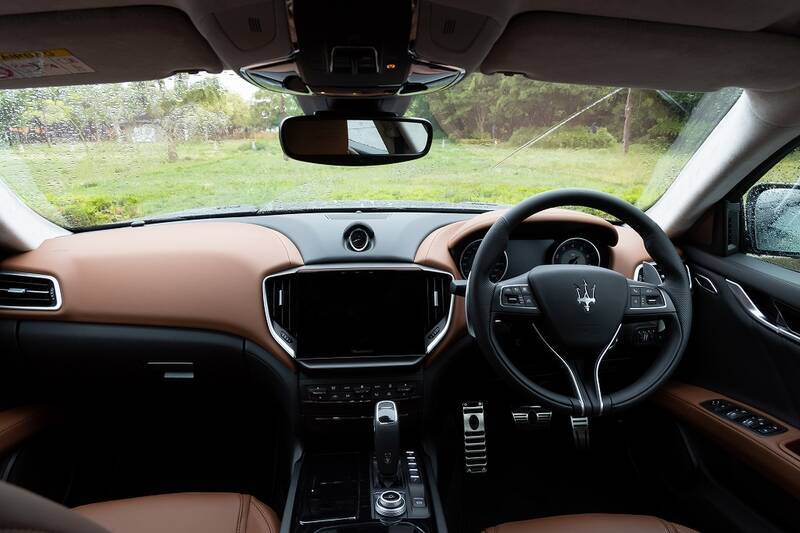 イタリアの名門・マセラティの最速セダン「ギブリ トロフェオ」の速さは芸術的だ