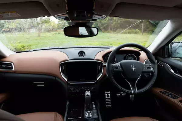 「イタリアの名門・マセラティの最速セダン「ギブリ トロフェオ」の速さは芸術的だ」の画像