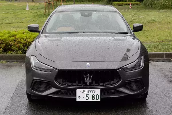 「イタリアの名門・マセラティの最速セダン「ギブリ トロフェオ」の速さは芸術的だ」の画像