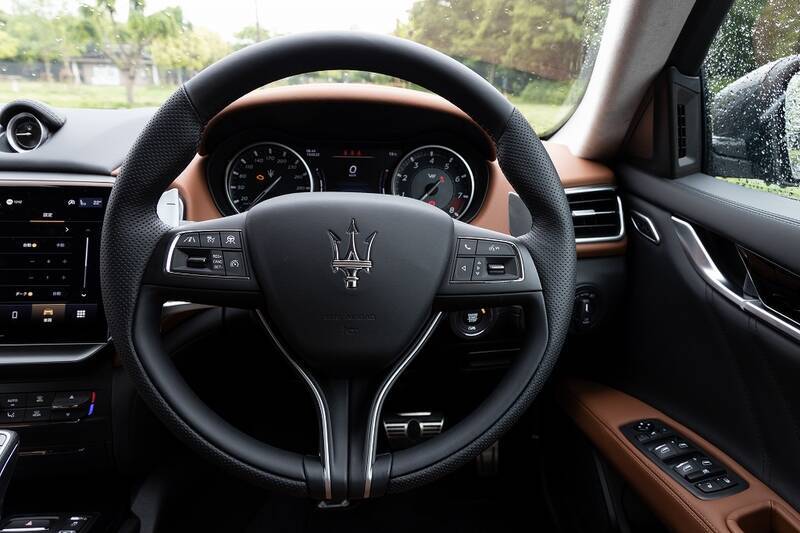 イタリアの名門・マセラティの最速セダン「ギブリ トロフェオ」の速さは芸術的だ