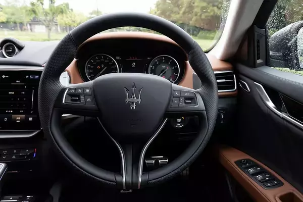 「イタリアの名門・マセラティの最速セダン「ギブリ トロフェオ」の速さは芸術的だ」の画像