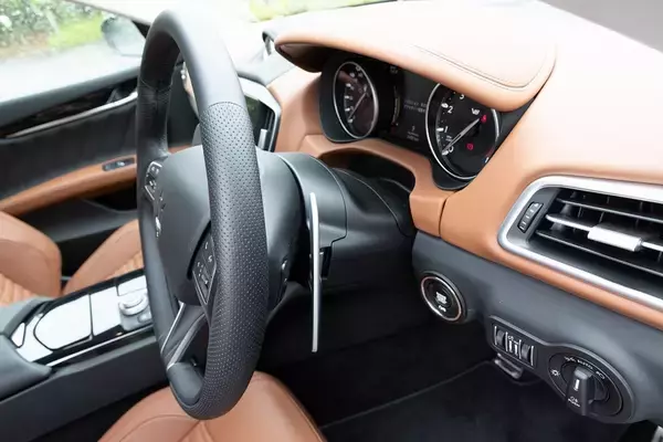 「イタリアの名門・マセラティの最速セダン「ギブリ トロフェオ」の速さは芸術的だ」の画像