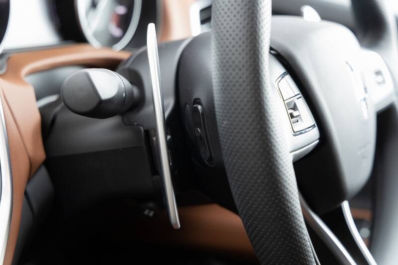 イタリアの名門・マセラティの最速セダン「ギブリ トロフェオ」の速さは芸術的だ